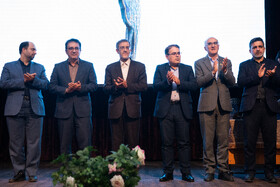 حامد علی اکبر زاده، رئيس نشر دانشگاهی جهاد، محمود مهرداد شکریه، رئيس دانشگاه علم و صنعت، علی منتظری، رئیس جهاد دانشگاهی، قادر اشنا، مشاور وزیر فرهنگ و  احمد علیگو، معاون فرهنگی جهاد دانشگاهی در اختتامیه سی و دومین جشنواره ملی کتاب سال دانشجویی