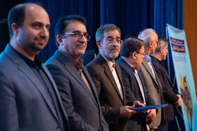 علی منتظری، رئیس جهاد دانشگاهی، قادر اشنا، مشاور وزیر فرهنگ و  احمد علیگو، معاون فرهنگی جهاد دانشگاهی در اختتامیه سی و دومین جشنواره ملی کتاب سال دانشجویی