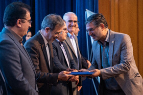 تقدیر از برگزیدگان در حاشیه اختتامیه سی و دومین جشنواره ملی کتاب سال دانشجویی