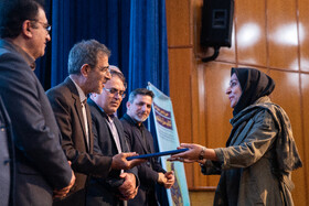 تقدیر از برگزیدگان در حاشیه اختتامیه سی و دومین جشنواره ملی کتاب سال دانشجویی