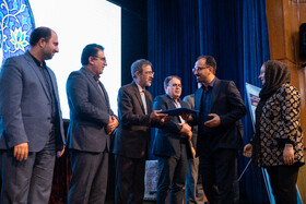 تقدیر از برگزیدگان در حاشیه اختتامیه سی و دومین جشنواره ملی کتاب سال دانشجویی