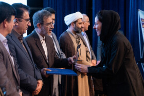 تقدیر از برگزیدگان در حاشیه اختتامیه سی و دومین جشنواره ملی کتاب سال دانشجویی