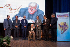 از راست حامد علی اکبر زاده، رئيس نشر دانشگاهی جهاد، علی منتظری، رئیس جهاد دانشگاهی، فتح الله مجتبائی، حداد عادل، رئیس فرهنگستان زبان و ادب فارسی ، قادر اشنا، مشاور وزیر فرهنگ و  احمد علیگو، معاون فرهنگی جهاد دانشگاهی در اختتامیه سی و دومین جشنواره ملی کتاب سال دانشجویی
