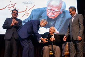 تقدیر از فتح الله مجتبائی در حاشیه اختتامیه سی و دومین جشنواره ملی کتاب سال دانشجویی