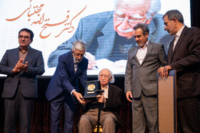 تقدیر از فتح الله مجتبائی در حاشیه اختتامیه سی و دومین جشنواره ملی کتاب سال دانشجویی