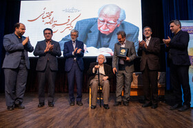 از راست حامد علی اکبر زاده، رئيس نشر دانشگاهی جهاد، علی منتظری، رئیس جهاد دانشگاهی، فتح الله مجتبائی، حداد عادل، رئیس فرهنگستان زبان و ادب فارسی ، قادر اشنا، مشاور وزیر فرهنگ و  احمد علیگو، معاون فرهنگی جهاد دانشگاهی در اختتامیه سی و دومین جشنواره ملی کتاب سال دانشجویی