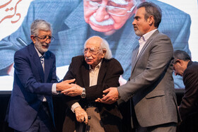 تقدیر از فتح الله مجتبائی در حاشیه اختتامیه سی و دومین جشنواره ملی کتاب سال دانشجویی