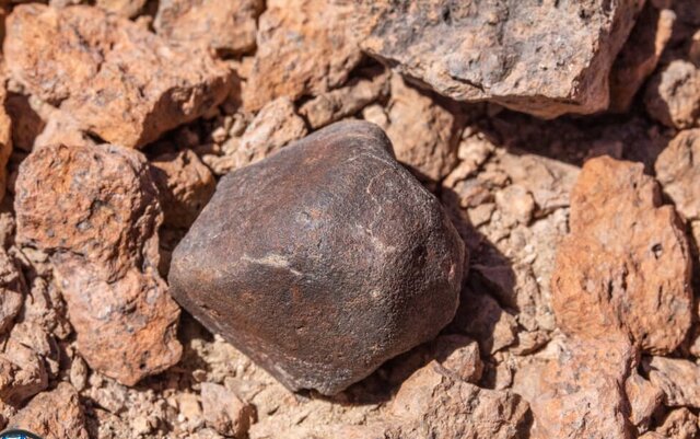 *عکس تزئینی است اهدای شهابسنگ نادر به موزه نراق