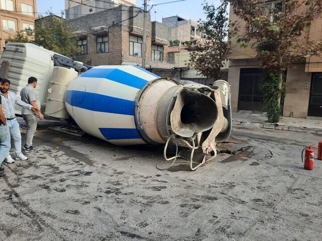 واژگونی بونکر سیمان در بلوار توس مشهد و خسارت به شبکه فاضلاب شهری