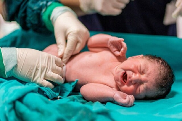 کاهش اضطراب و ترویج زایمان طبیعی با «حضور همسر در اتاق زایمان»