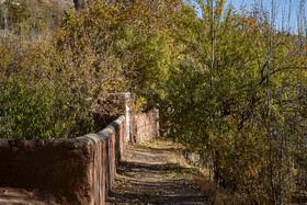کوچه‌های سرخِ روستای هزاران‌ساله
