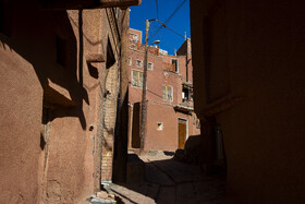 کوچه‌های سرخِ روستای هزاران‌ساله
