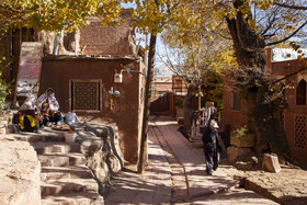 کوچه‌های سرخِ روستای هزاران‌ساله
