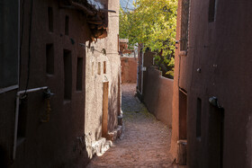 کوچه‌های سرخِ روستای هزاران‌ساله
