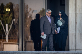 زهرا بهروز آذر، معاون رئیس‌جمهور در امور زنان و خانواده و سید کامل تقوی‌نژاد، دبیر هیات دولت در حاشیه جلسه هیات دولت - ۲۸ آبان