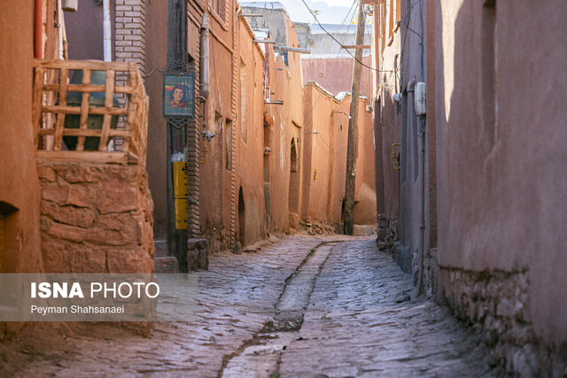 افسانه طلایی پاییز بر روستای تاریخی ابیانه/ عکس تزیینی است گردشگری در ۱۰۰ روستای ایران + ویدئو