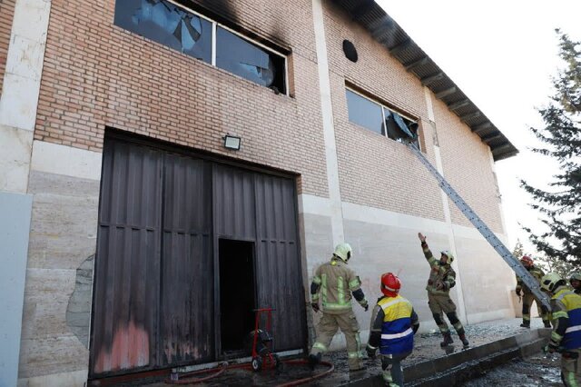مهار آتش‌سوزی گسترده در سوله بزرگ تولید محتوای فرهنگی در غرب تهران