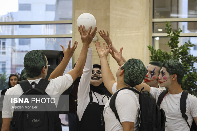 «فایو»؛ پرفورمنسی که پیام خود را بی‌کلام فریاد زد