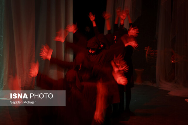 نمایش «اوراد بادهای وحشی سرکش»، بدون تهیهکننده به جشنواره رسید!