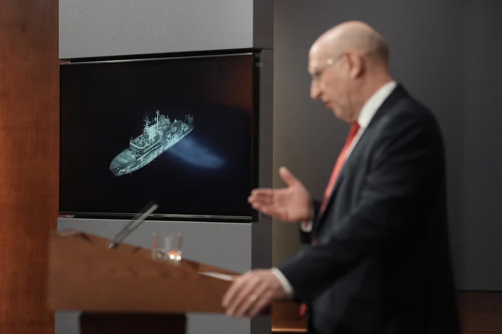 لندن: کشتی جاسوسی روسیه با لیزر به سمت نیروهای انگلیسی شلیک کرد