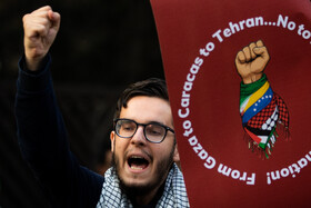 تجمع دانشجویی مقابل دفتر حافظ منافع آمریکا در تهران