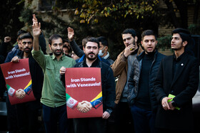 تجمع دانشجویی مقابل دفتر حافظ منافع آمریکا در تهران