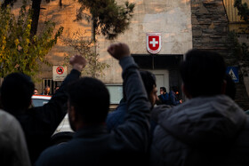 تجمع دانشجویی مقابل دفتر حافظ منافع آمریکا در تهران