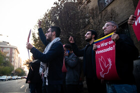 تجمع دانشجویی مقابل دفتر حافظ منافع آمریکا در تهران