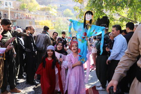 دعا برای جشن باران در یک مراسم محلی توسط کودکان در جشن انار پاوه در روستای ساتیاری