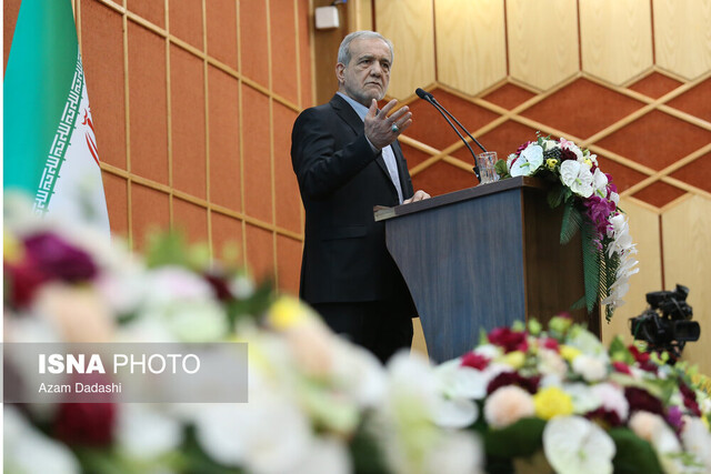 پزشکیان: انتقال آب دریا به صنایع اصفهان فشار بر منابع محلی را کم می‌کند