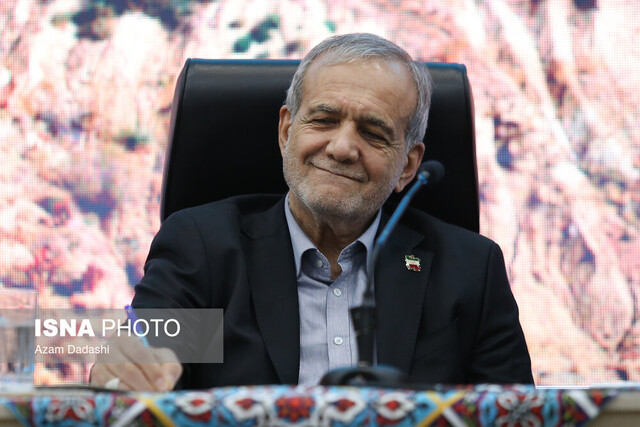 اخبار سیاسی ۸ آذر؛ بازداشت عوامل برنامه غیراخلاقی/رویکرد پزشکیان در رفع فیلترینگ/توصیه روحانی برای تکرار نشدن جنگ