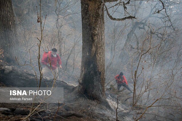 مهار ۹۵ درصدی آتش سوزی جنگل‌های الیت/ چرا برای مهار آتش دیر بالگرد اعزام شد؟