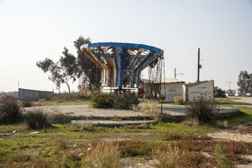 مجتمع تفریحی و توریستی اورانوس ساحل گلوگاه که به علت پسروی آب و عدم اقبال عمومی مردم غیر قابل استفاده و متروکه شده است.