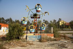 مجتمع تفریحی و توریستی اورانوس ساحل گلوگاه که به علت پسروی آب و عدم اقبال عمومی مردم غیر قابل استفاده و متروکه شده است.