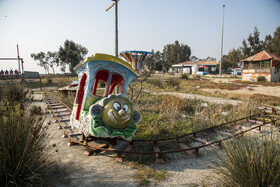 مجتمع تفریحی و توریستی اورانوس ساحل گلوگاه که به علت پسروی آب و عدم اقبال عمومی مردم غیر قابل استفاده و متروکه شده است.