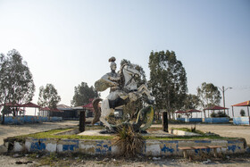 مجتمع تفریحی و توریستی اورانوس ساحل گلوگاه که به علت پسروی آب و عدم اقبال عمومی مردم غیر قابل استفاده و متروکه شده است.