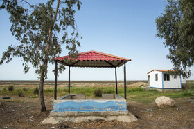 مجتمع تفریحی و توریستی اورانوس ساحل گلوگاه که به علت پسروی آب و عدم اقبال عمومی مردم غیر قابل استفاده و متروکه شده است.