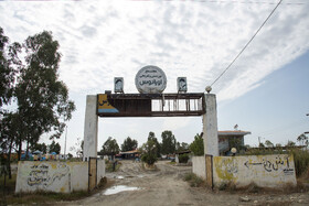 مجتمع تفریحی و توریستی اورانوس ساحل گلوگاه که به علت پسروی آب و عدم اقبال عمومی مردم غیر قابل استفاده و متروکه شده است.