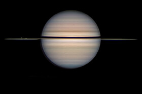 گذر قمرهای یخی از برابر حلقه‌های زحل