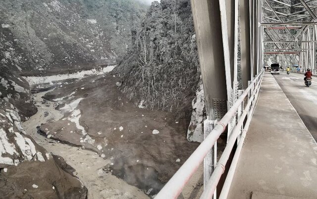 عکس: رویترز فوران آتشفشان در اندونزی و تخلیه بیش از ۱۰۰۰ نفر از مناطق در معرض خطر