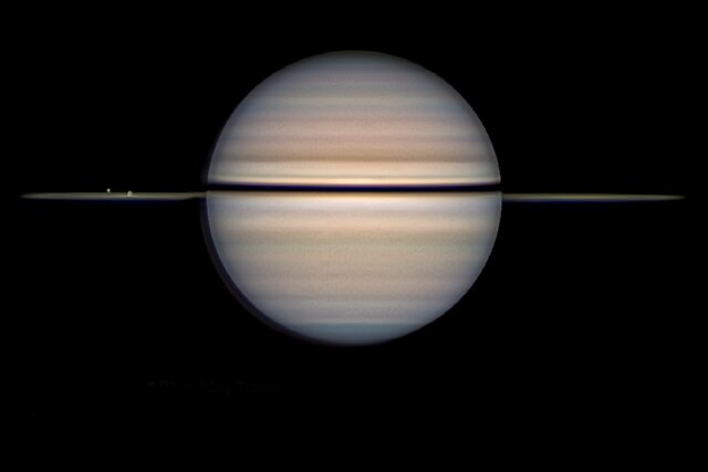 گذر قمرهای یخی از برابر حلقه‌های زحل