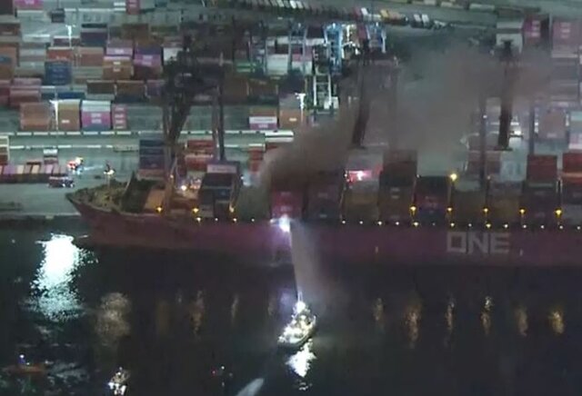 آتش‌سوزی یک کشتی باری در بندر لس‌آنجلس؛ وضعیت اضطراری اعلام شد