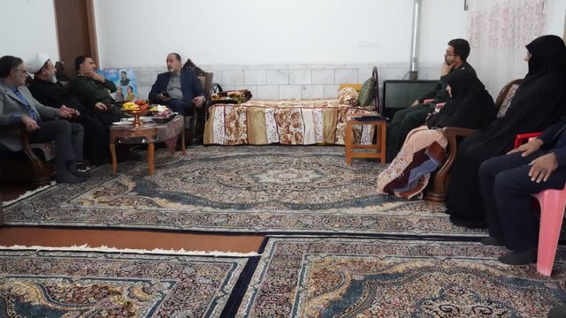 تجلیل مسئولان استان کرمان از خانواده شهیدان مظهری‌صفات در قالب طرح «شهید غیب‌پرور»