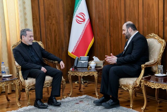 رایزنی سید محسن حکیم با عراقچی عراقچی: تشکیل سریع دولت، شیرینی برگزاری انتخابات پرشور عراق را مضاعف میکند