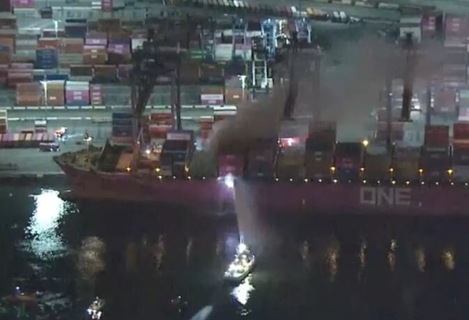 آتش‌سوزی یک کشتی باری در بندر لس‌آنجلس؛ وضعیت اضطراری اعلام شد