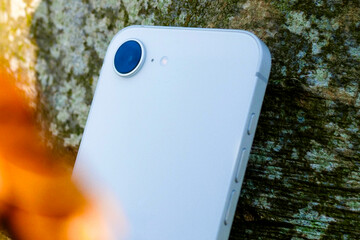 عرضه یک آیفون اقتصادی اما با یک دوربین سلفی حرفه‌ای