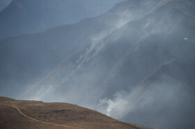 ادامه عملیات مهار آتش‌سوزی جنگل‌های مرزن‌آباد