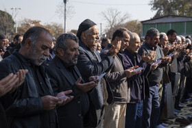 اقامه نماز باران در حاشیه مراسم تشییع پیکرهای ۸ شهید گمنام - قزوین