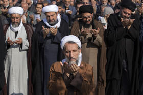 اقامه نماز باران در حاشیه مراسم تشییع پیکرهای ۸ شهید گمنام - قزوین