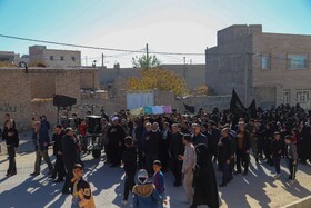 استقبال مردم روستایی علی آباد از شهید گمنام در مسیر انتقال شهید به روستای قلعه‌جق